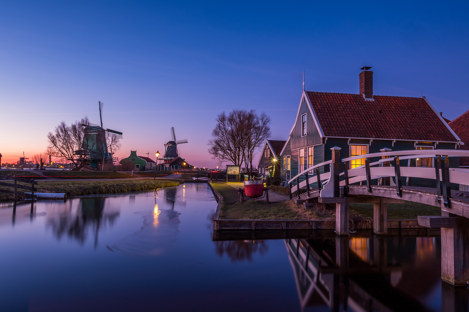 Zaanse Schans zur Blauen Stunde