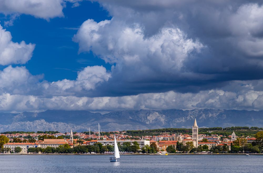 Zadar gegen Velebit Gebirge, Dalmatien, Kroatien