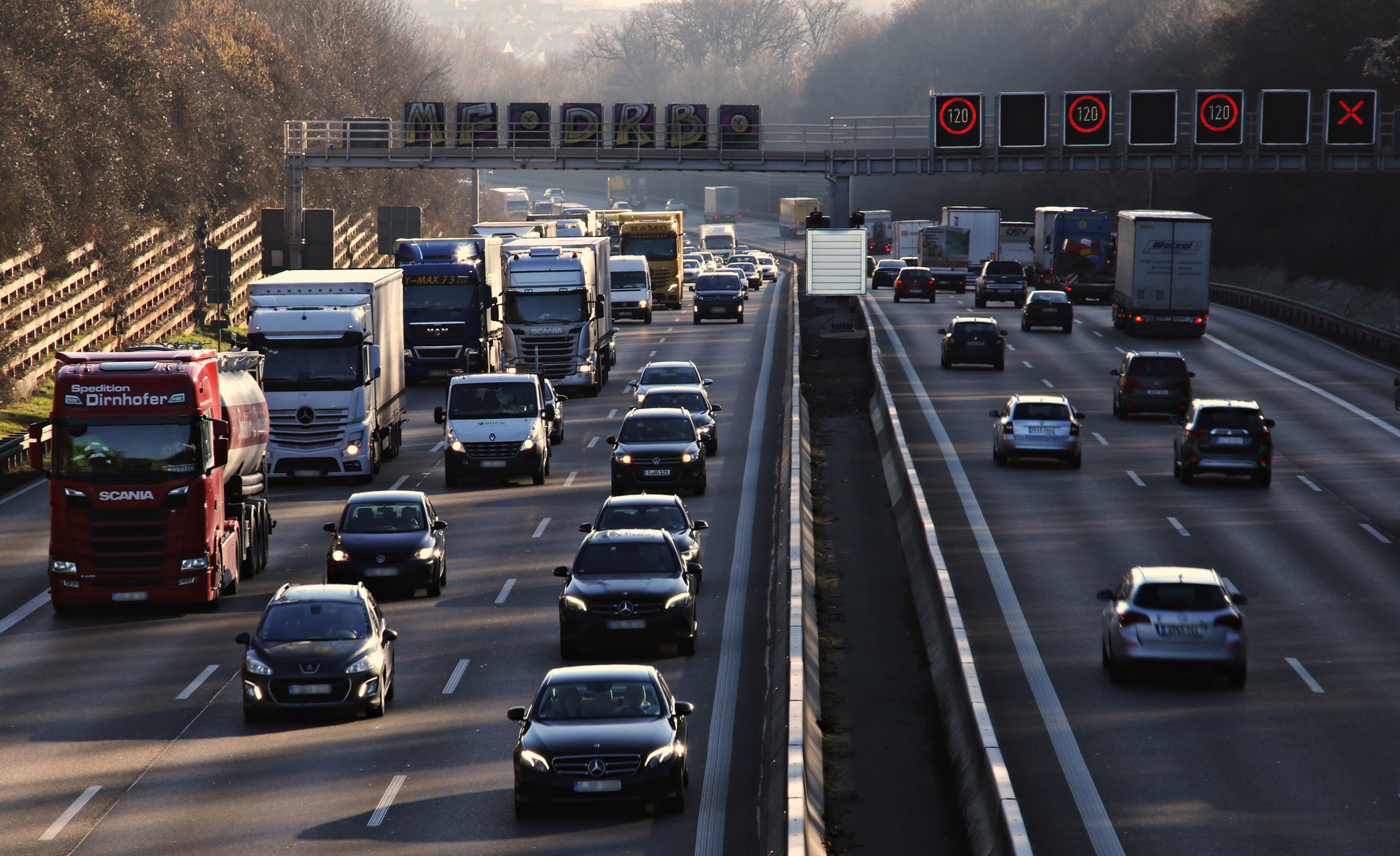 Zähflüssiger Verkehr auf der A8