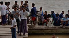 zähneputzen im irrawaddy bei der schiffsanlegestelle !!!! burma 2011