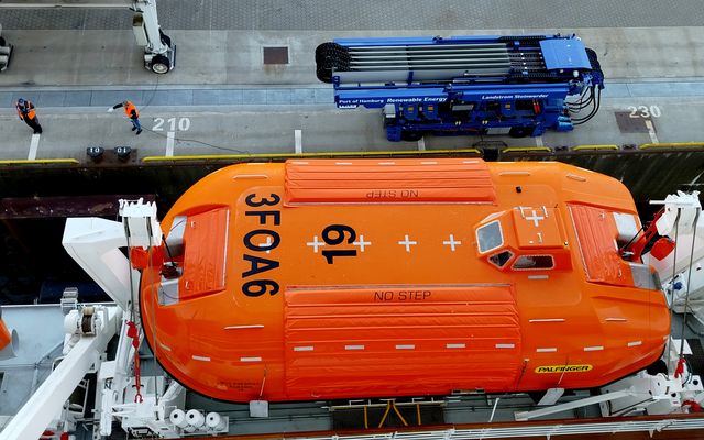 Zahlen am Kai und auf dem Rettungsboot