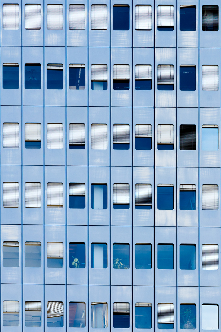 Zahn der Zeit - Blaues Hochhaus