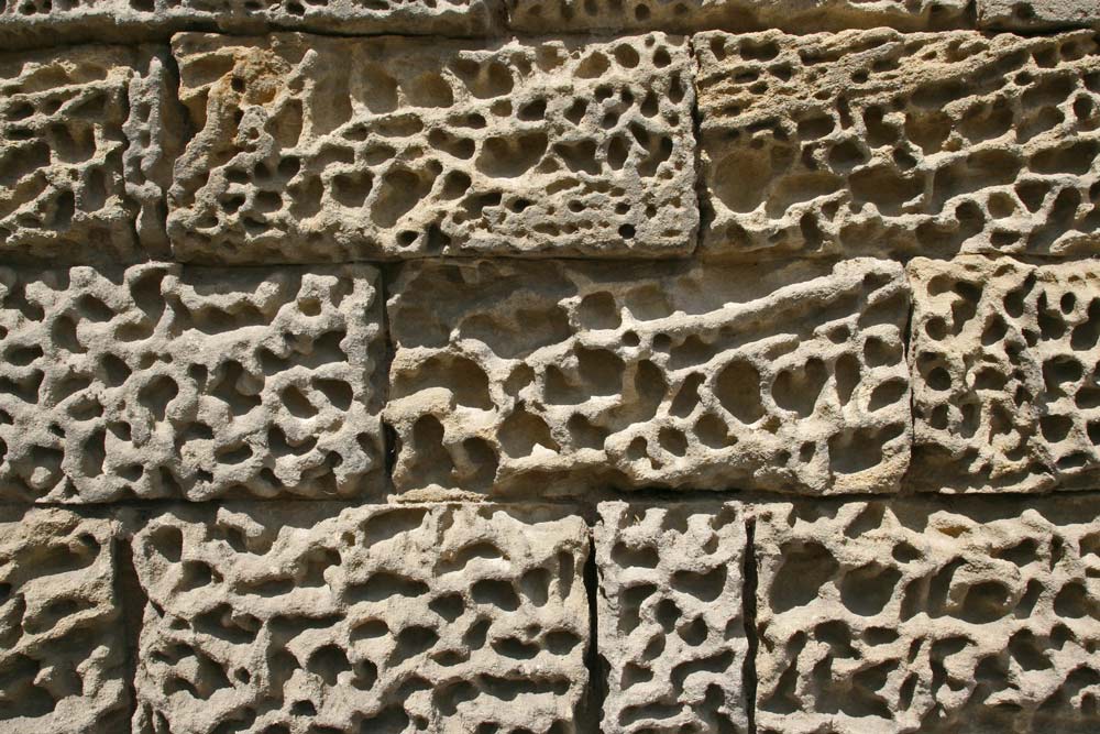 ZAHN DER ZEIT-ERRODIERTE SANDSTEIN KIRCHENMAUER