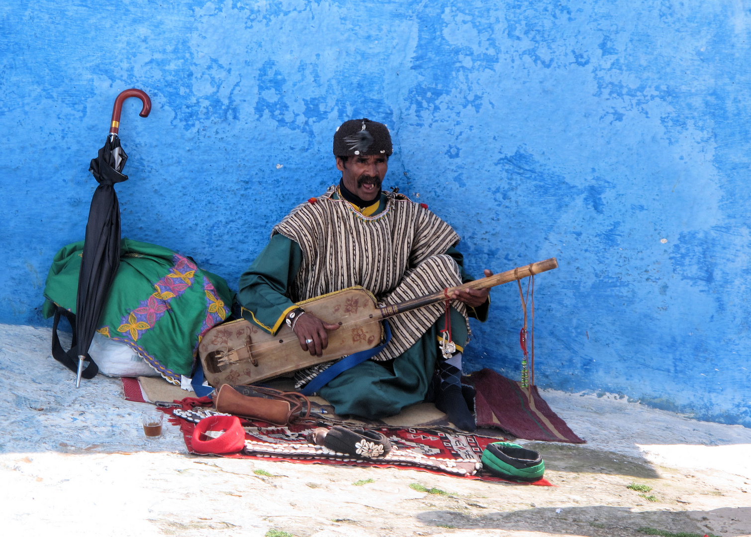Zahnloser Berber in Marokko singt und spielt dabei auf seiner Vihuela.