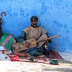 Zahnloser Berber in Marokko singt und spielt dabei auf seiner Vihuela.