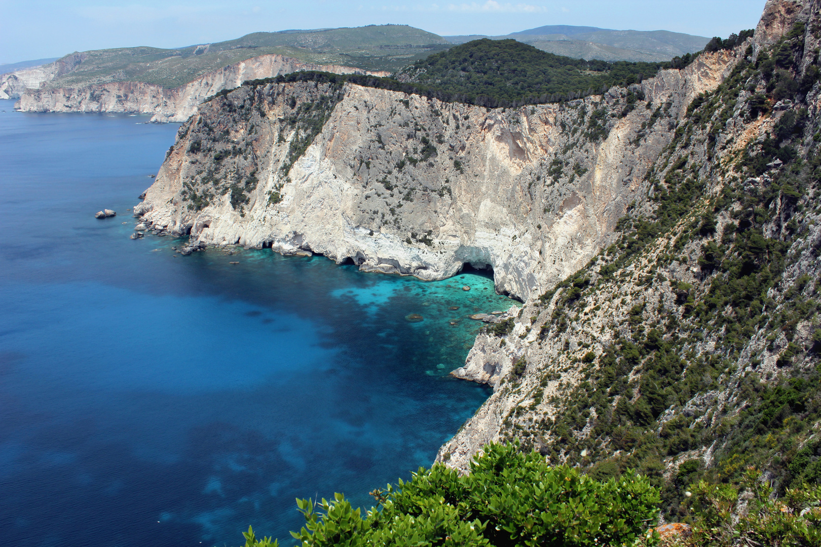 Zakynthos, an der Steilküste bei Keriou im türkisblauen Meer   