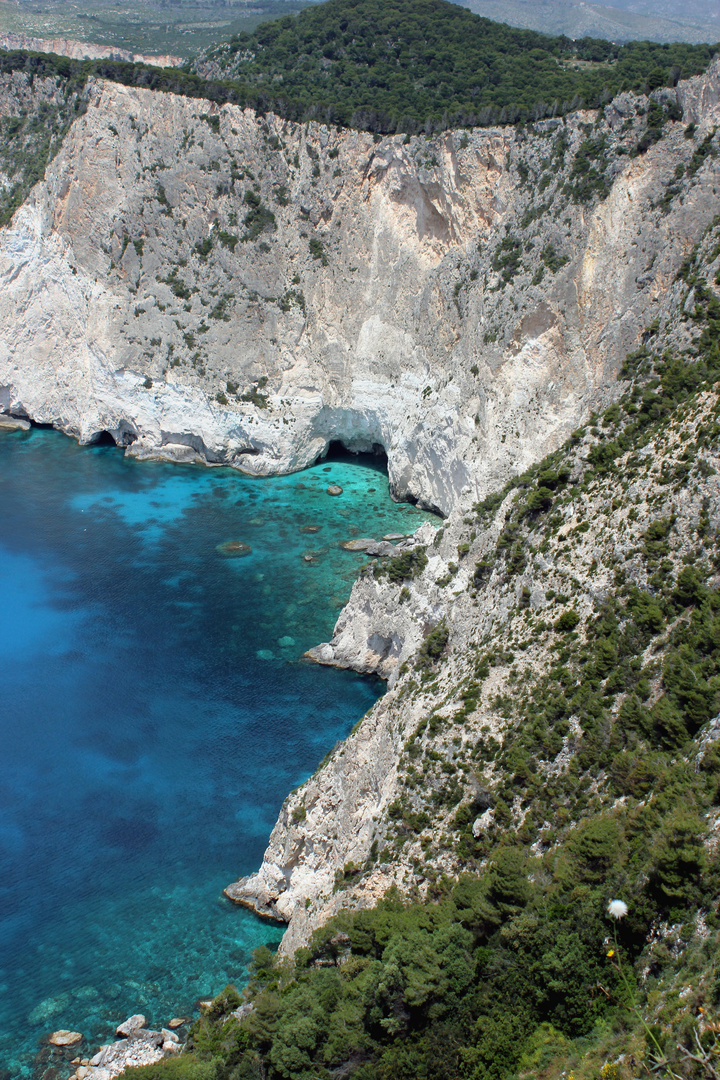 Zakynthos, Steilküste bei Keriou im türkisblauen Meer 