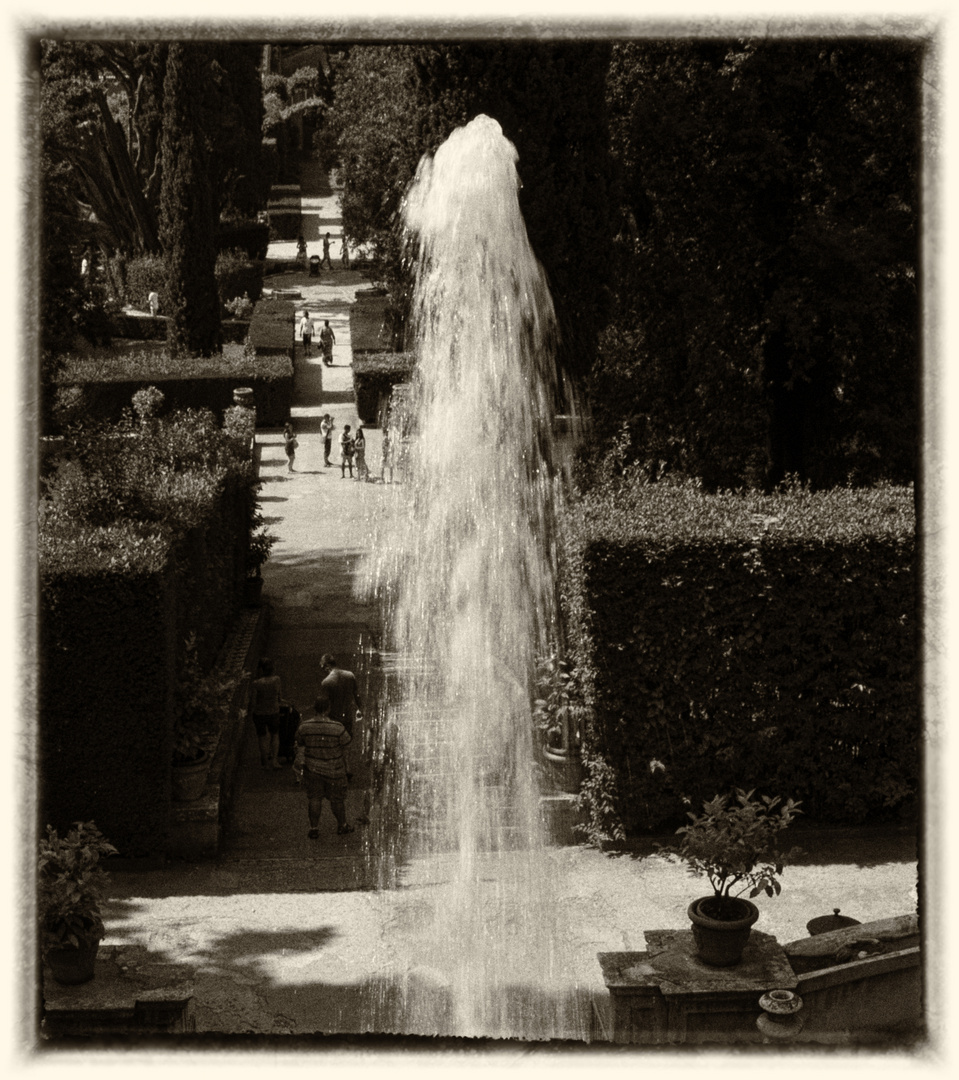 Zampillo, giardino e turisti a Villa d'Este, Tivoli.