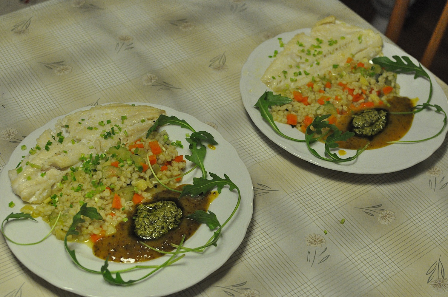 Zander mit Gemüsegraupen an Honig-Dill-Senfsauce mit grünem Pesto