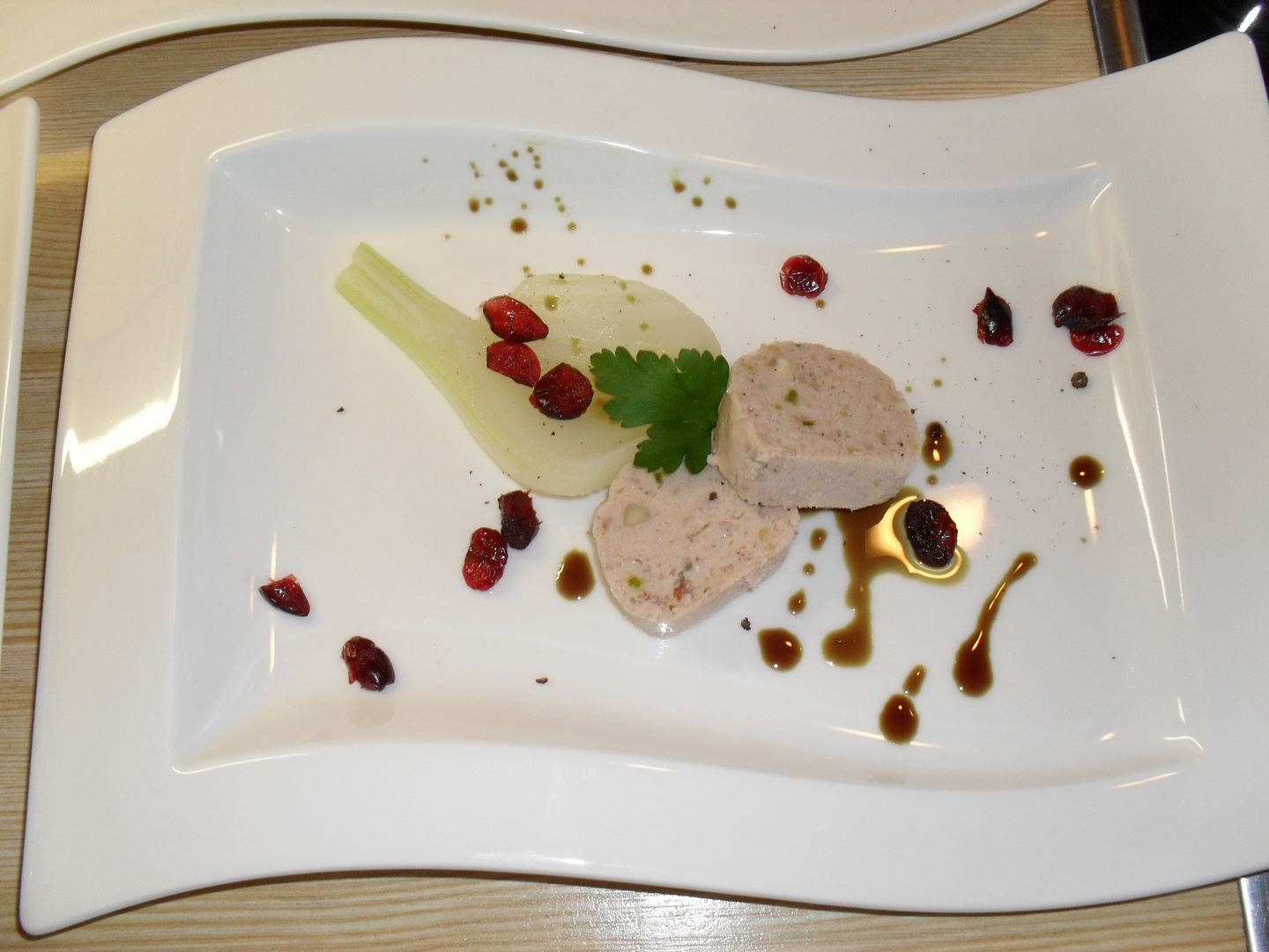 Zanderterrine mit Pistazien an gedämpften Fenchel m. Balsamico originale u. kandierten Preiselbeeren