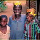 Zanzibar 2001 - Mr. Mitu's Spice Tour 003 - Kinder mit Blätterschmuck