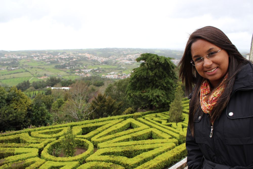 Zara Celi nos jardins de propriedade particular em Sintra