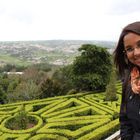 Zara Celi nos jardins de propriedade particular em Sintra