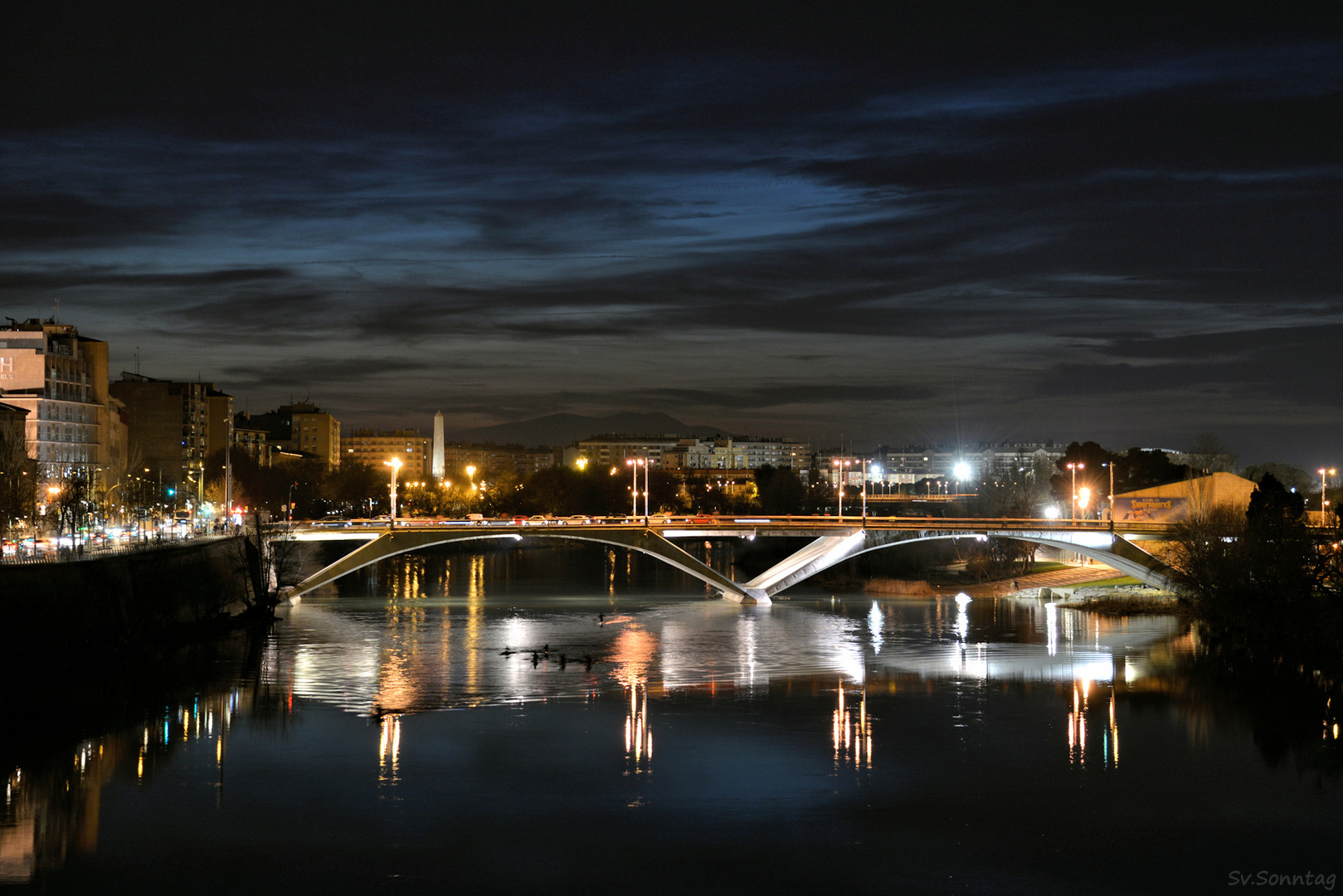Zaragoza bei Nacht