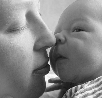 Zarte Berührung zwischen Mutter und Kind