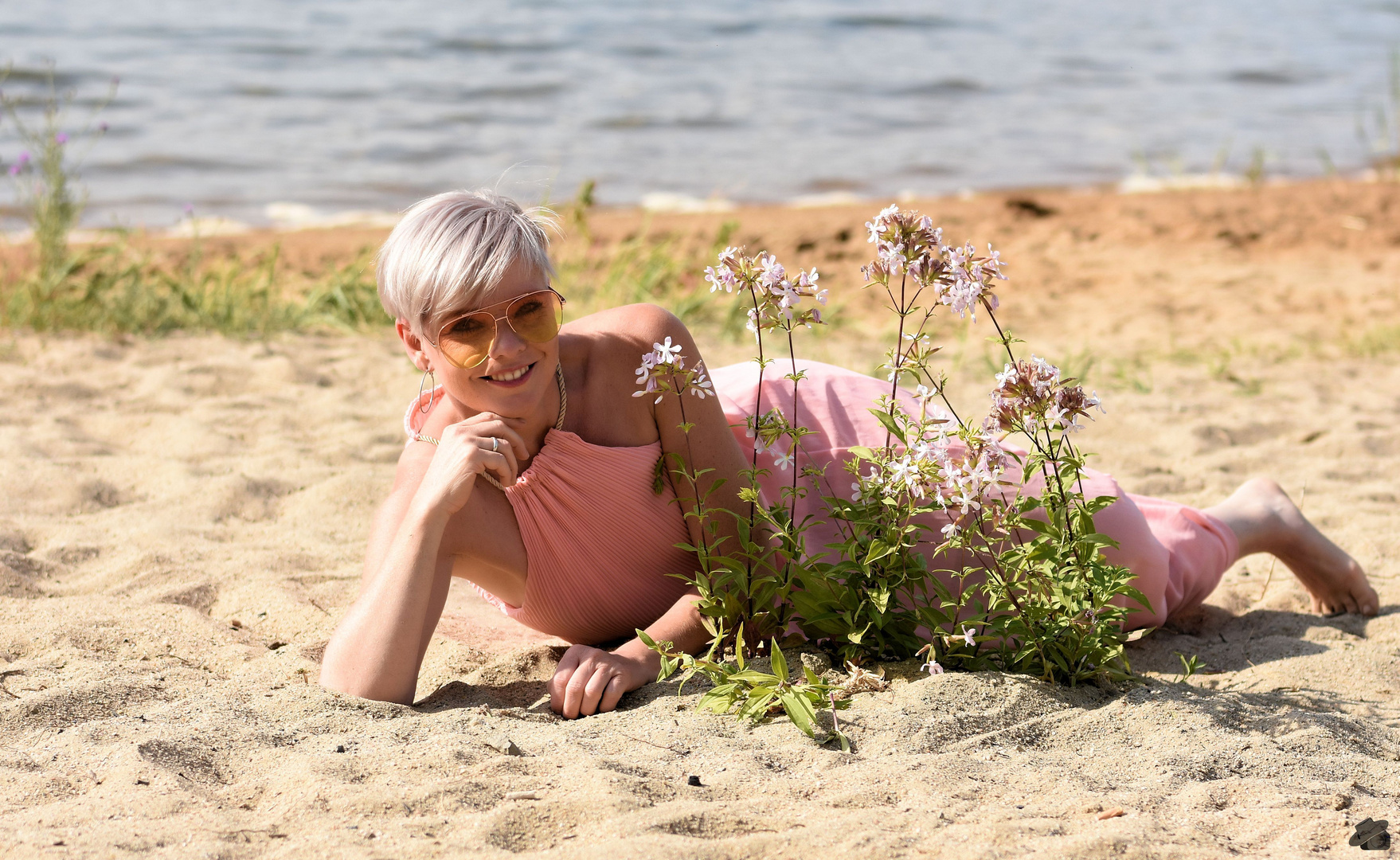 zarte Blümchen am Strand