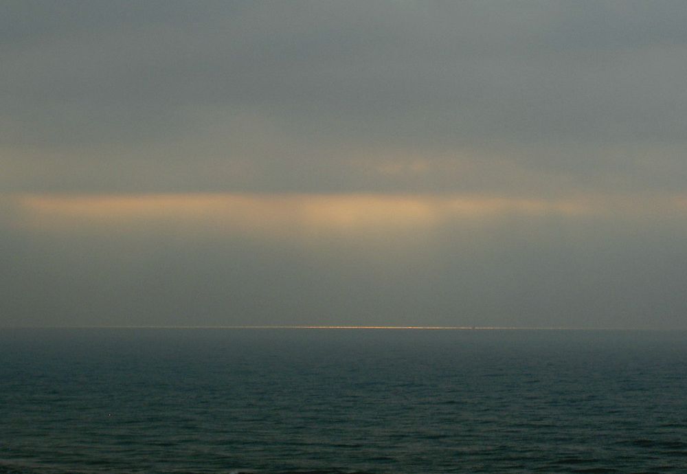 zarte Lichtreflexe am Horizont.