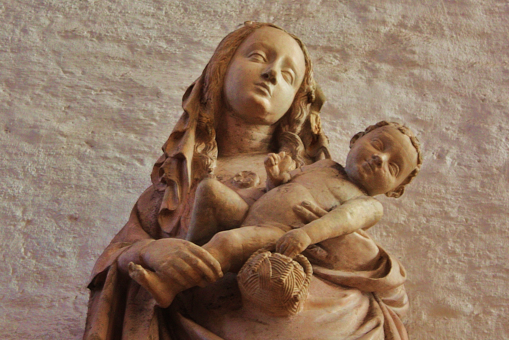 Zarte Madonna in der  Marienkirche Lübeck