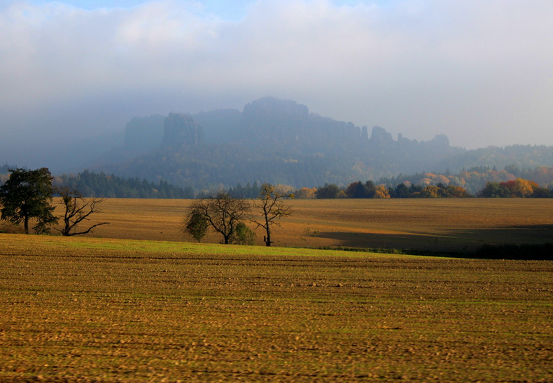 Zarte Nebelschleier in den Bergen