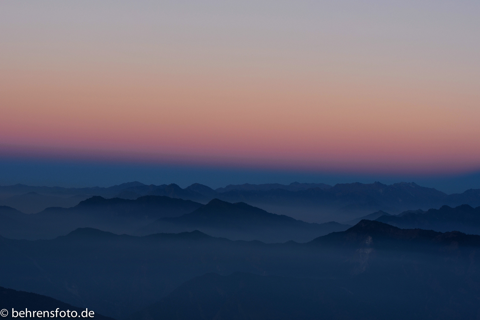 zartes Morgenlicht über dem Himalaya 