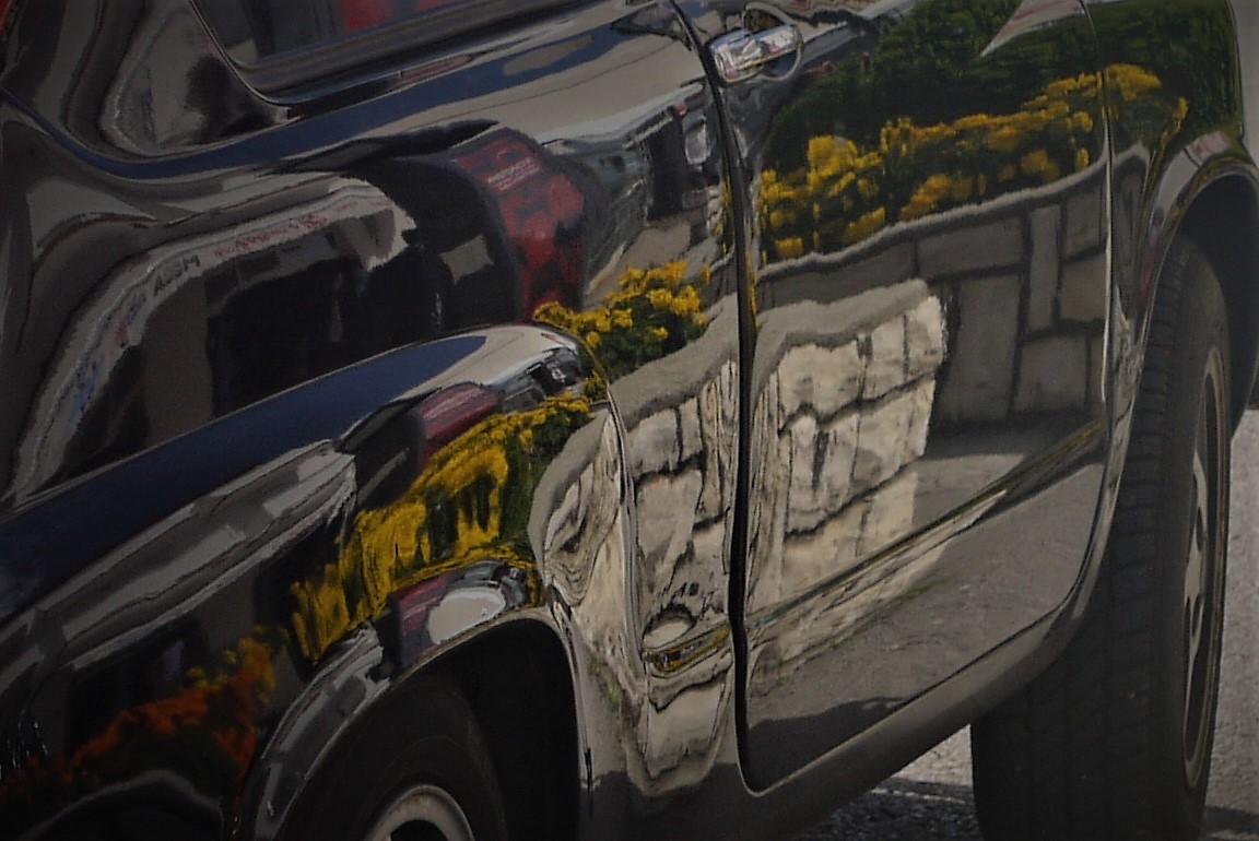 Zastava - ein Auto spiegelt prächtige Blüten wieder