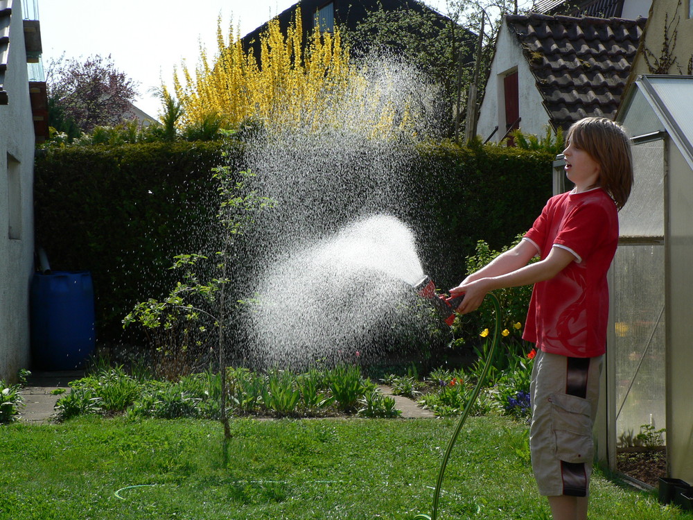 Zauberlehrling Max kaempft mit dem Wasserschlauch