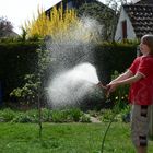 Zauberlehrling Max kaempft mit dem Wasserschlauch