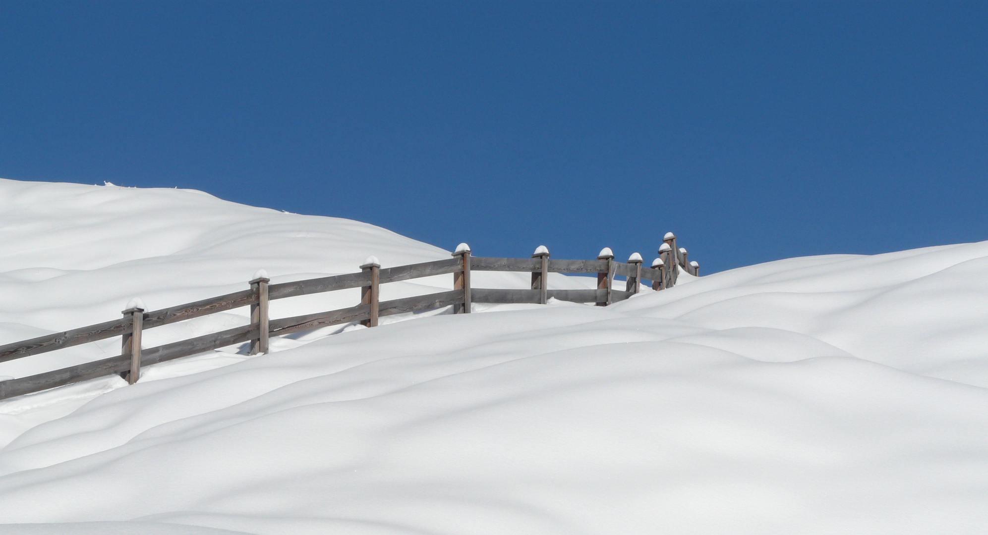 Zaun in Winterlandschaft