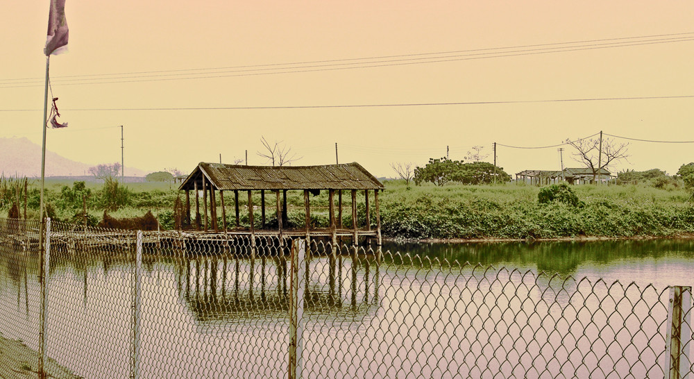 Zaun + Teich + alte Hütte