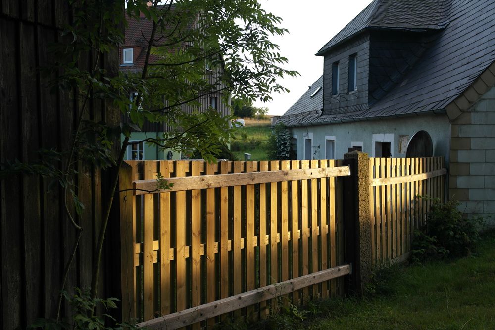 Zaun und reparierte Kehle im Abendlicht