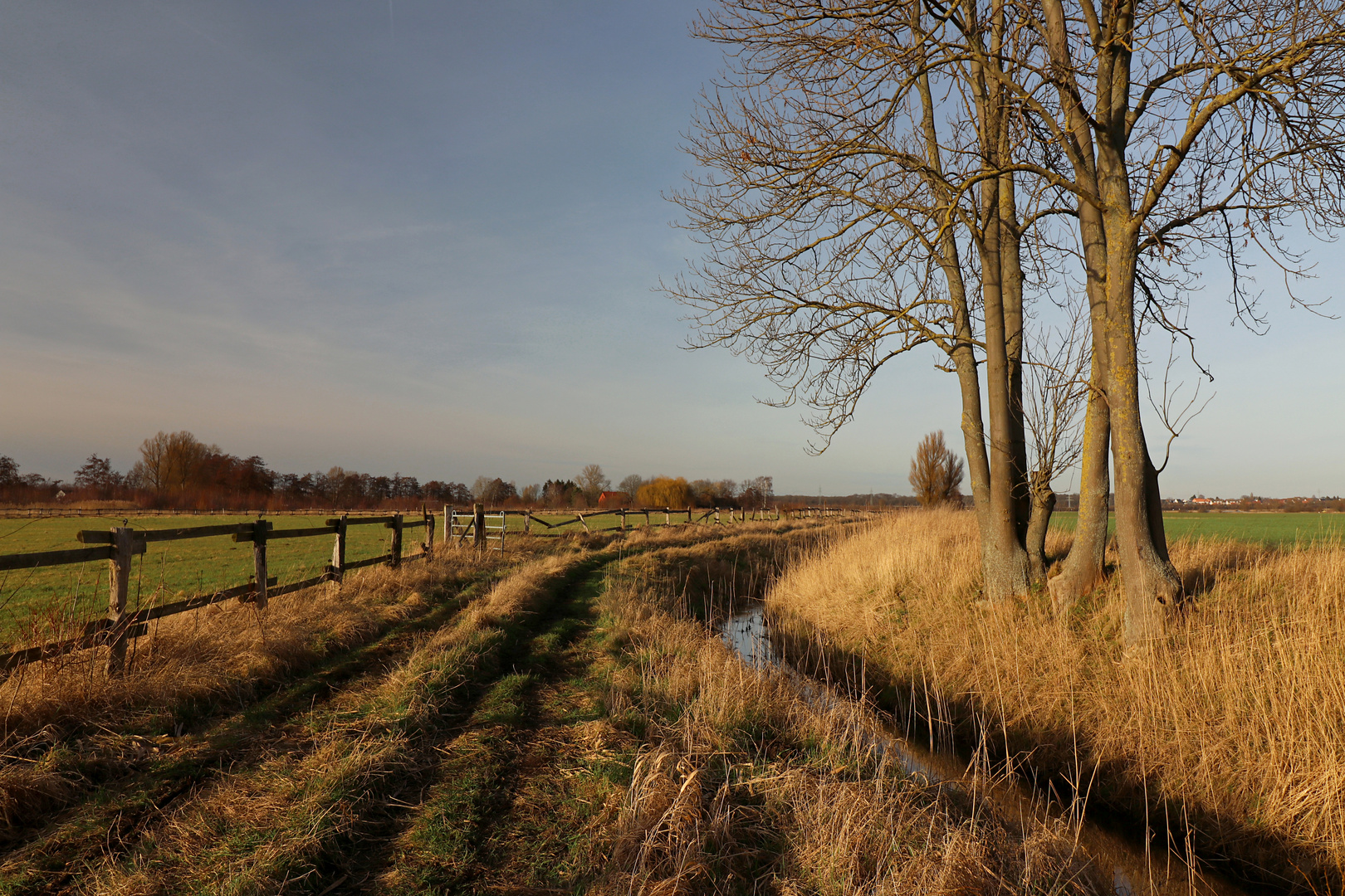 Zaun, Weg, Graben