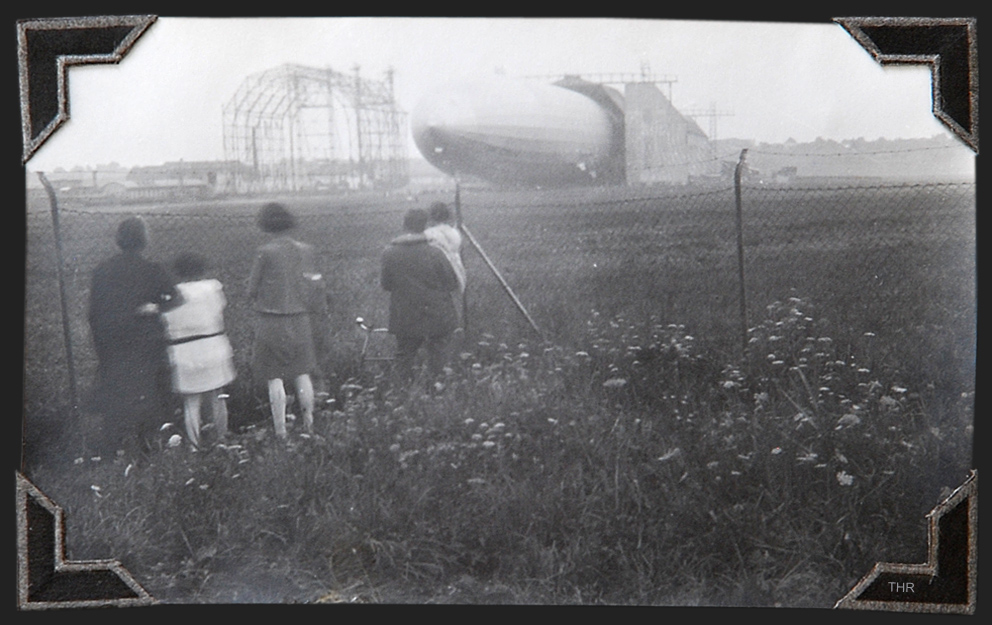 Zaungäste bei Graf Zeppelin 1929