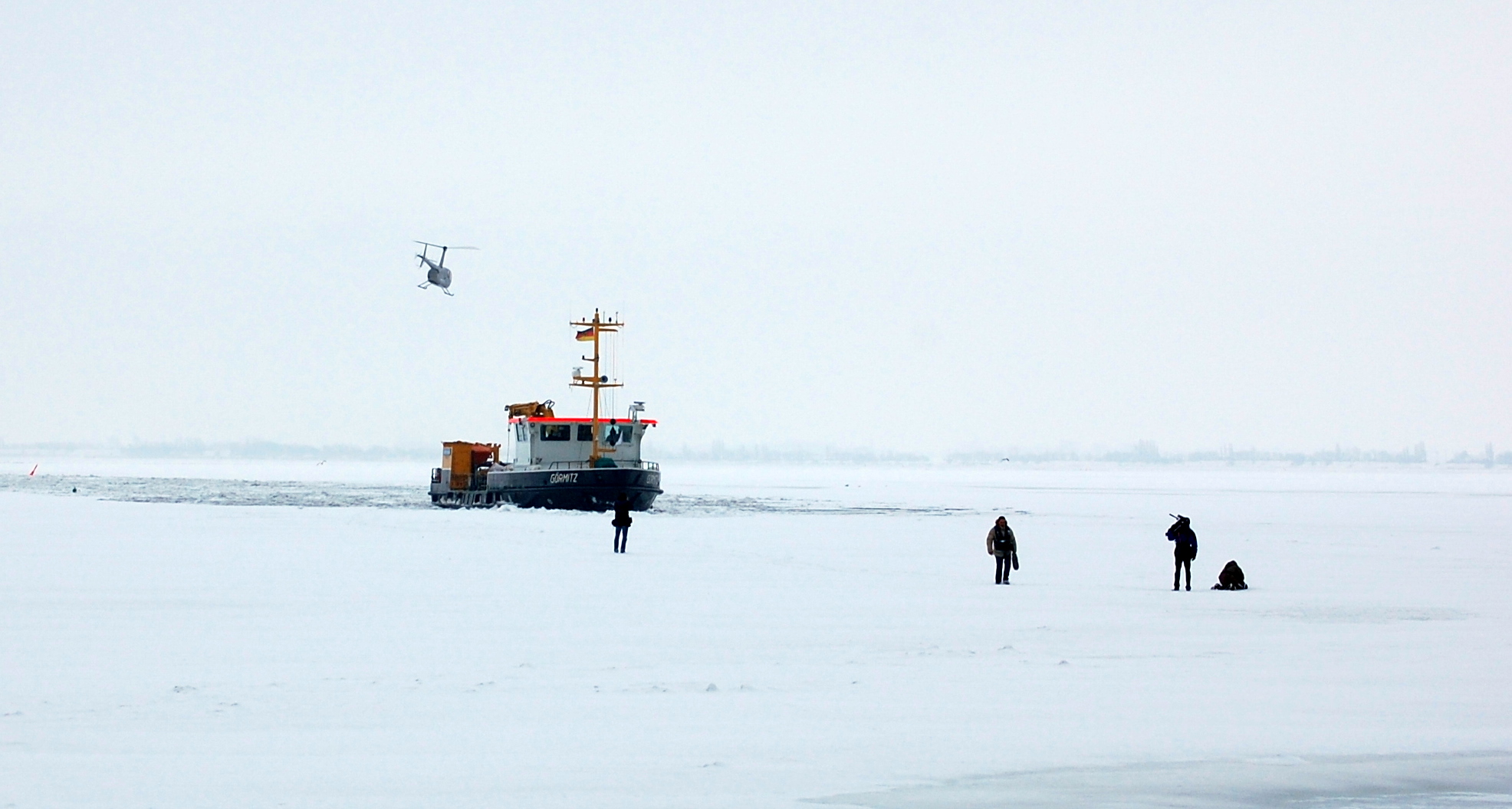 ZDF Team Läuft über's Eis von der Görmitz (Tonnenleger) Insel Hiddensee