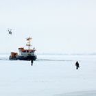 ZDF Team Läuft über's Eis von der Görmitz (Tonnenleger) Insel Hiddensee