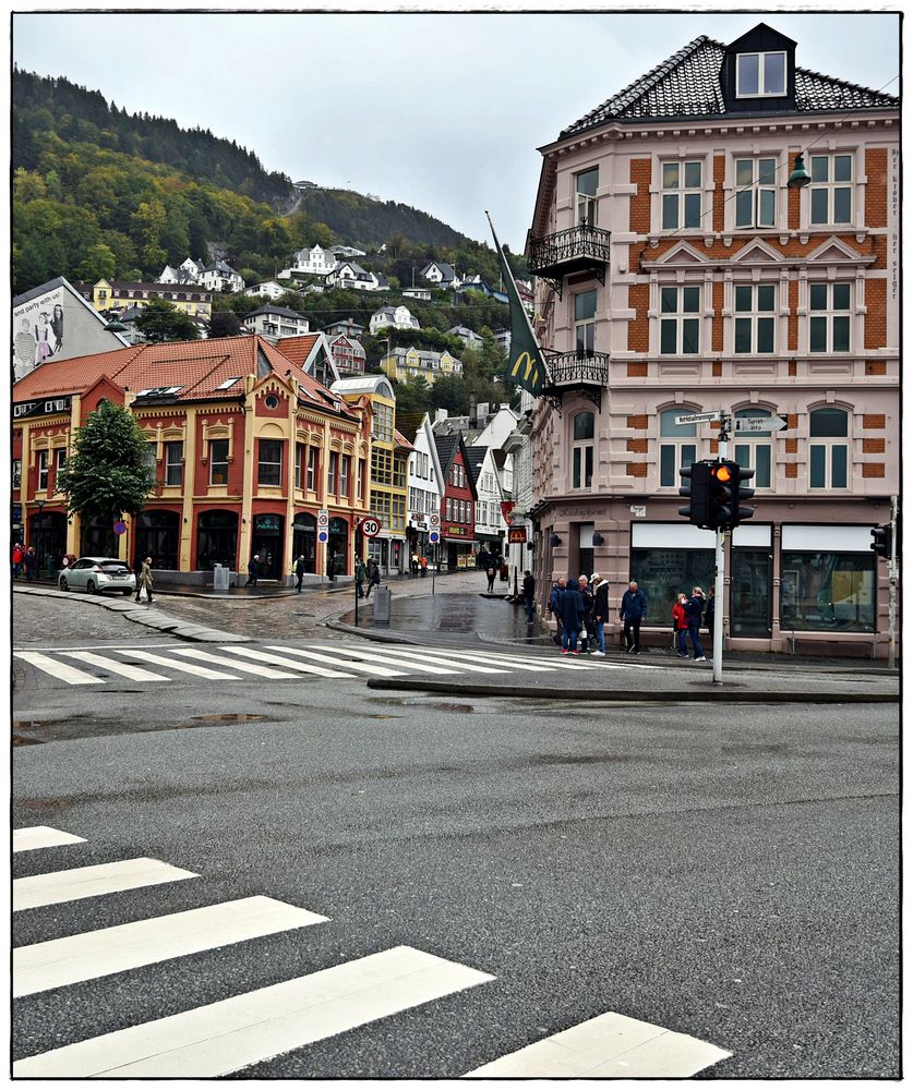 Zebrastreifen in Bergen mit Blick auf den Floyen