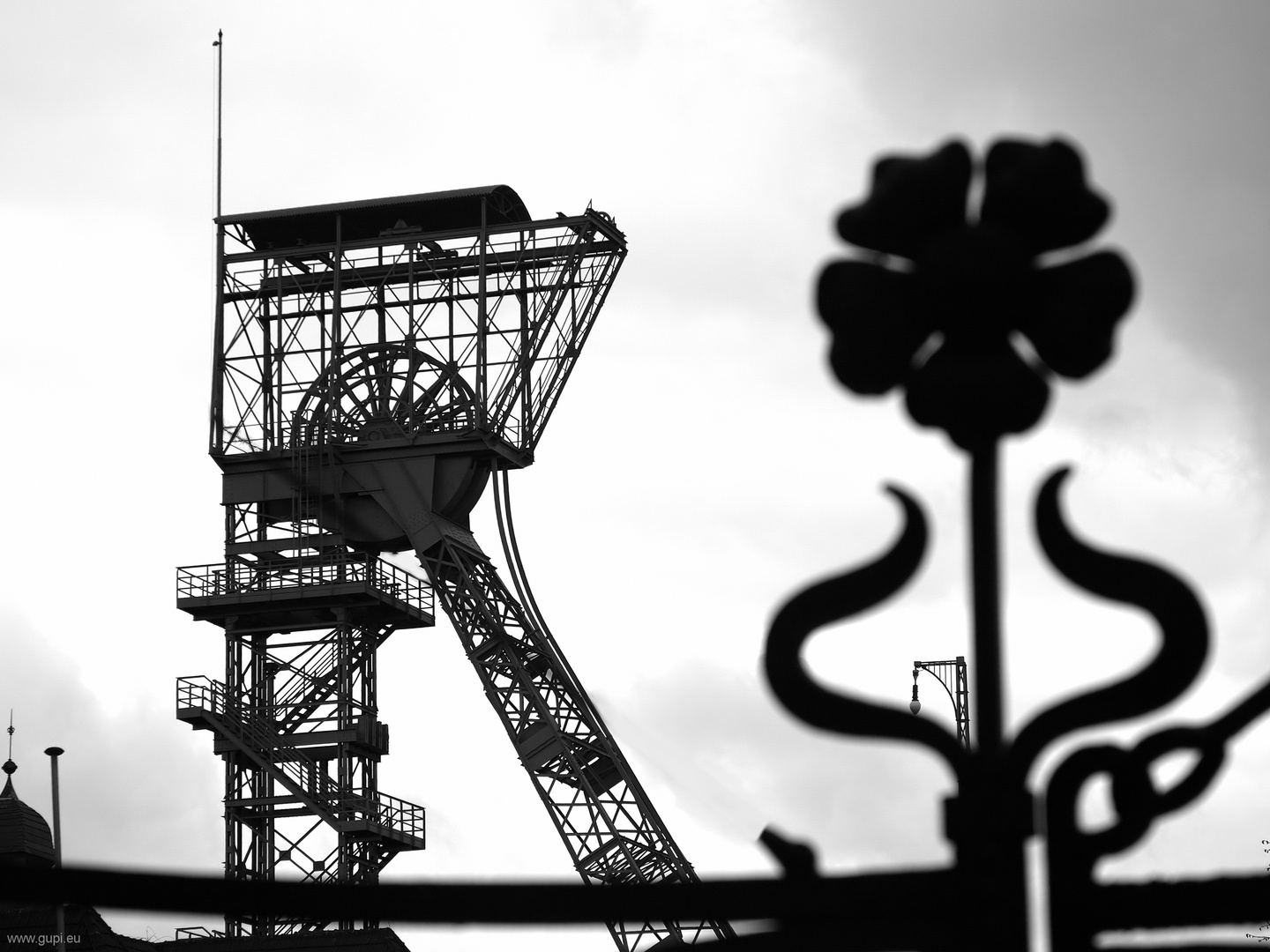 Zeche Zollern - Blick übers Tor mit "Lippischer Rose"