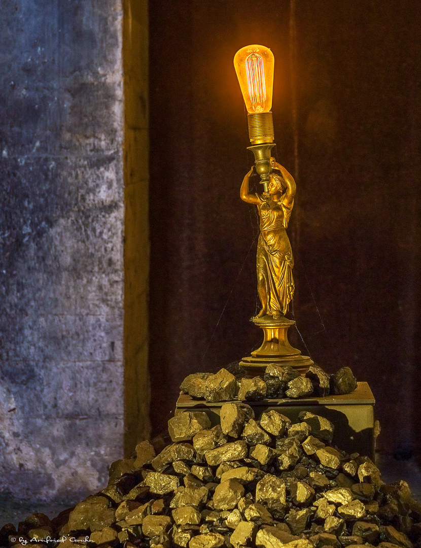 Zeche Zollern - Statue leuchtet ...........