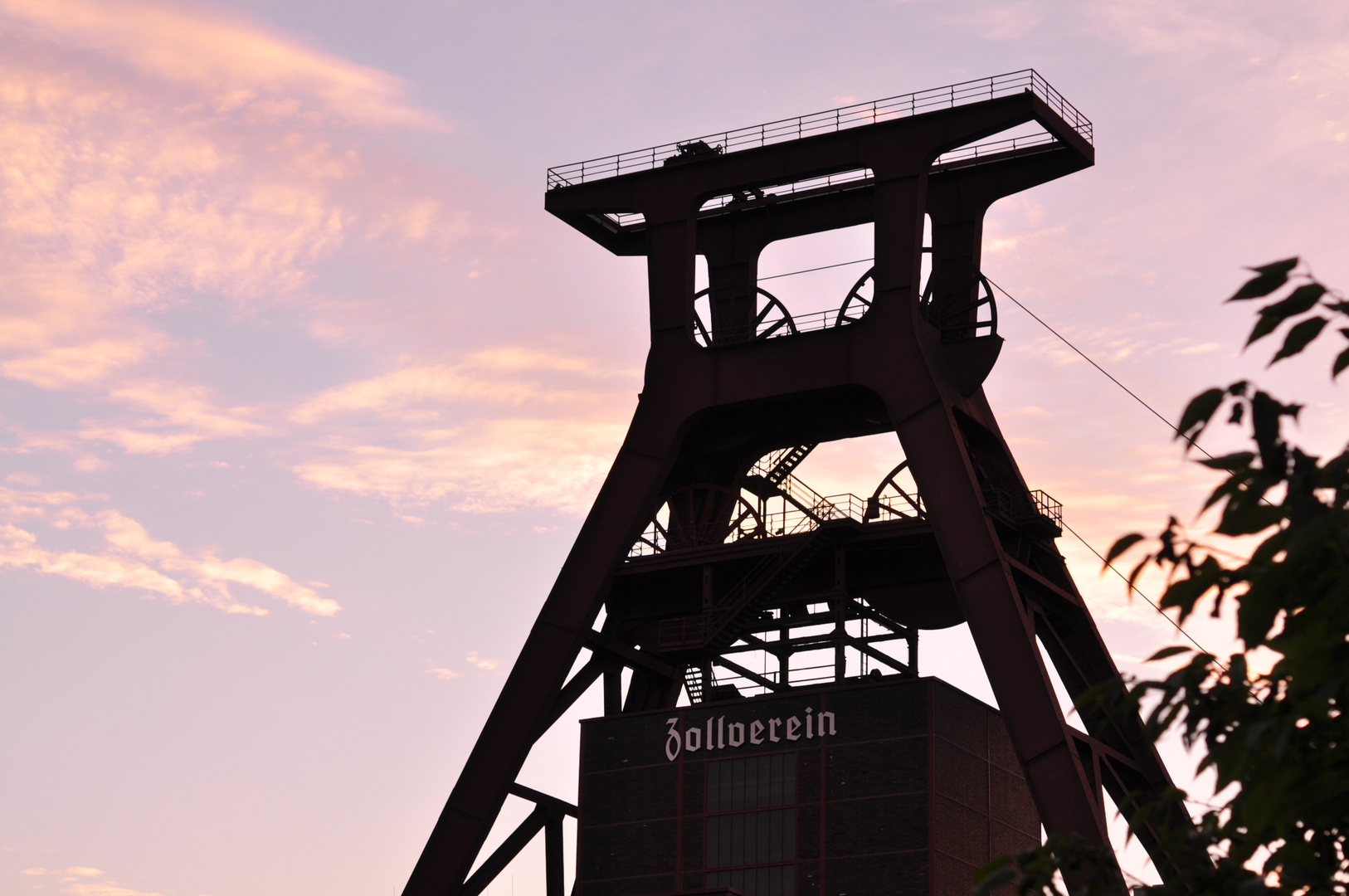 ZECHE ZOLLVEREIN ESSEN IN DER DÄMMERUNG