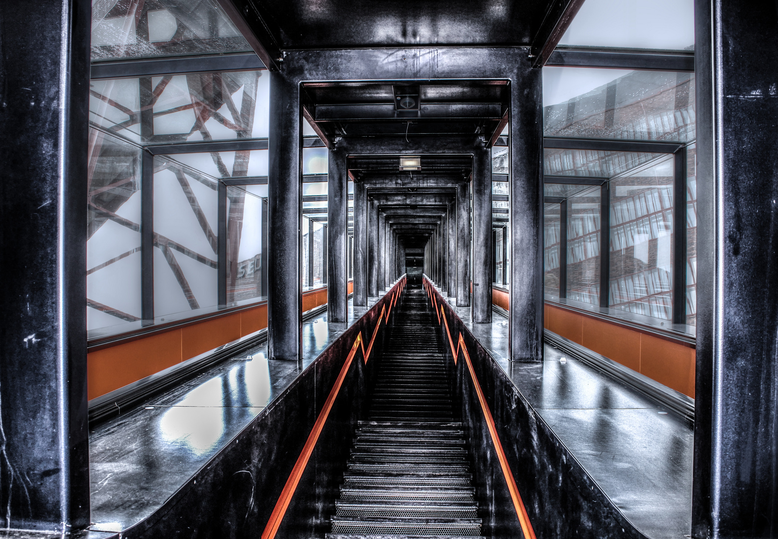 Zeche Zollverein in Essen 2013 HDR Rolltreppe