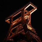 Zeche Zollverein unter Sternen mit ganzem Geländer.