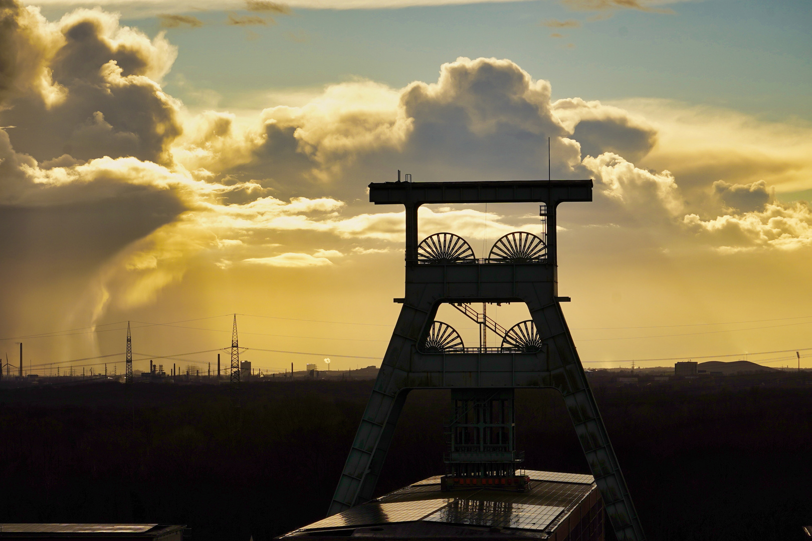 Zechenturm mit Wolken im Sonnenuntergang