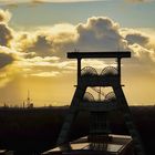 Zechenturm mit Wolken im Sonnenuntergang