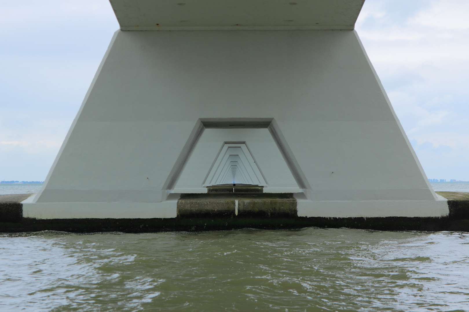 Zeelandbrücke Blick durch die Stützpfeiler