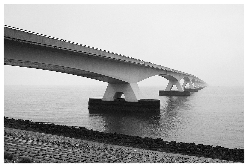 Zeelandbrücke im Dunst