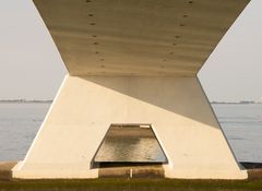 Zeelandbrug seen from banks of Noord Beveland - 05