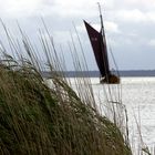 Zeesboot bei der Hafeneinfahrt