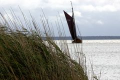 Zeesboot bei der Hafeneinfahrt