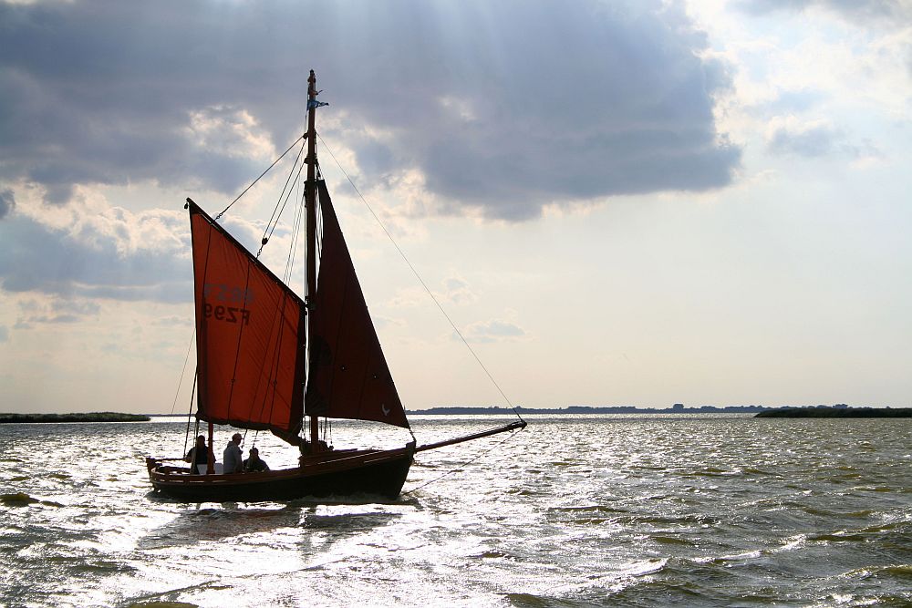 Zeesboot im Gegenlicht