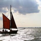 Zeesboot im Gegenlicht