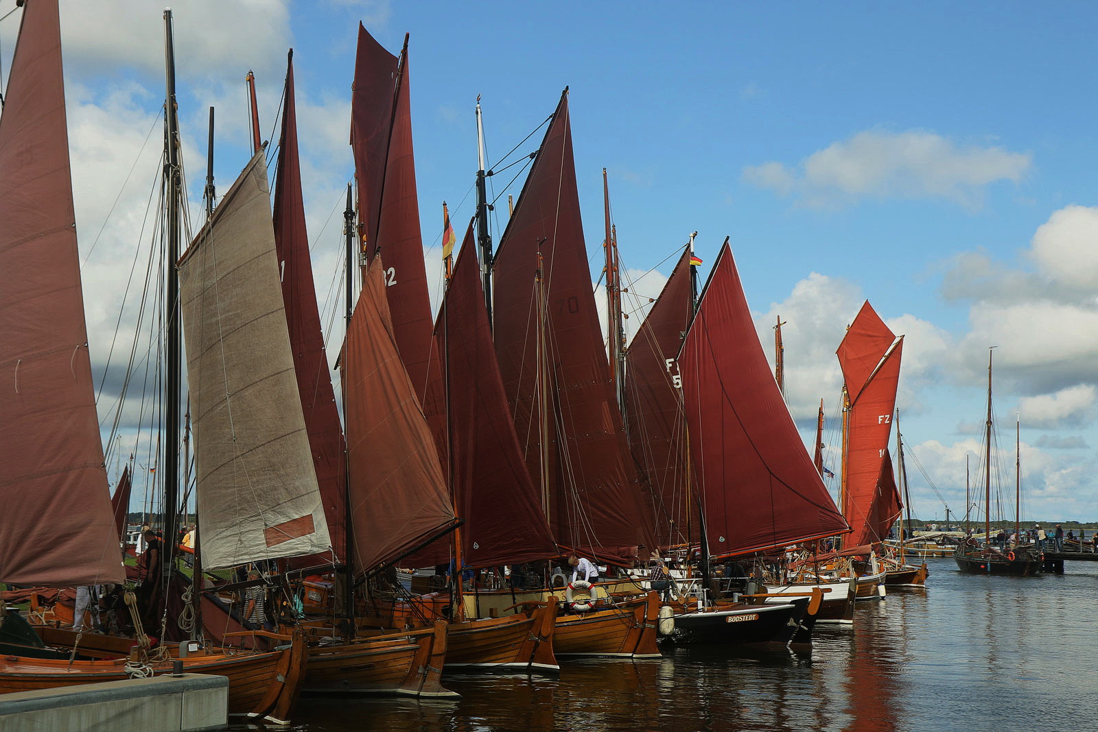 Zeesboote vor der Regatta